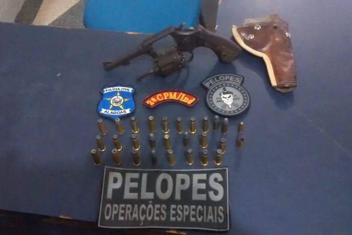 Polícia apreendeu um revolver cal 38 e vinte seis munições com um dos acusados