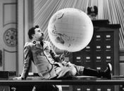 Charlie Chaplin brinca com o mundo no clássico "O Grande Ditador"