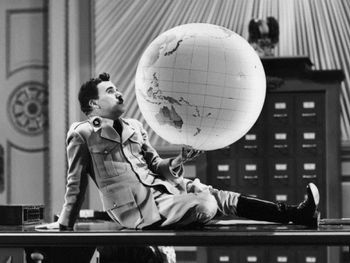 Charlie Chaplin brinca com o mundo no clássico "O Grande Ditador" -