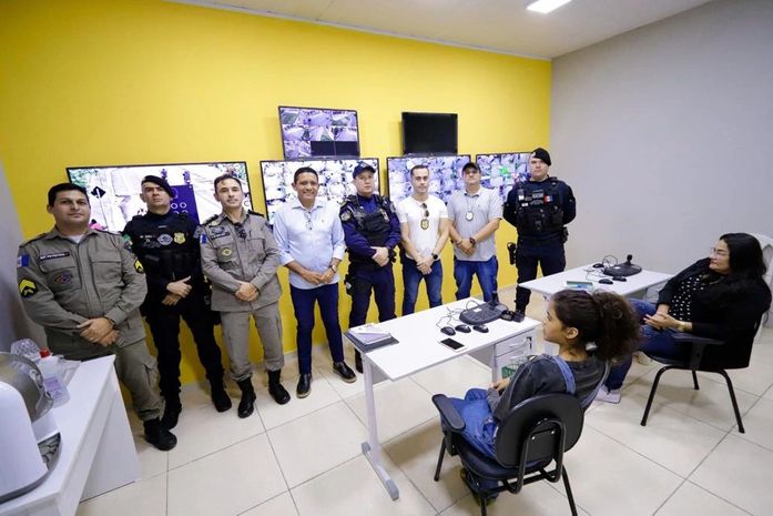 Prefeito apresenta vídeomonitoramento para novo comando da PM e Polícia Civil
