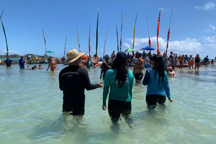 Nossa Praia Verão: IMA promove ação de educação ambiental nas piscinas naturais de Pajuçara