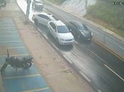 Câmeras de segurança flagram momento exato do acidente com cinco carros na Av. Leste-Oeste