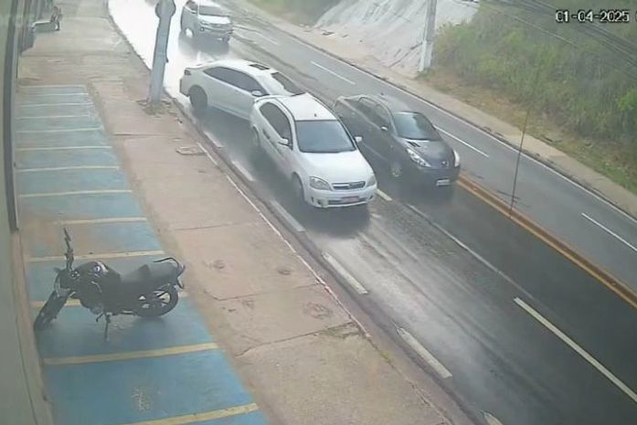 Câmeras de segurança flagram momento exato do acidente com cinco carros na Av. Leste-Oeste