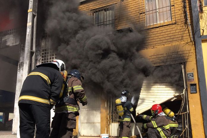 Atingida por incêndio, estrutura de prédio de loja de pneus no Centro apresenta risco de desabamento 