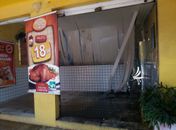 Incêndio em estabelecimento comercial assusta moradores na Mangabeiras