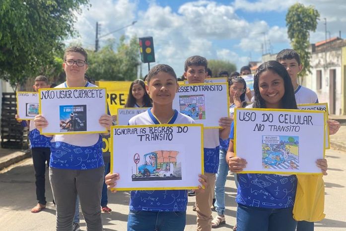 Passeata do "Projeto Educa" promove conscientização sobre educação no trânsito na Vila Bananeiras