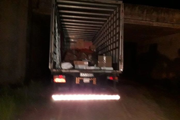 Caminhão roubado é recuperado após criminosos abandonar carga em rodovia