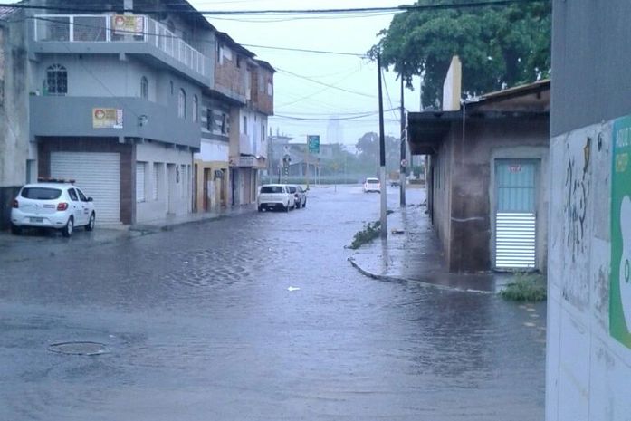 Várias ruas ficaram alagadas em Maceió