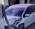 Acidente entre carro e poste afeta trânsito na Jatiúca, em Maceió