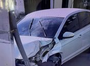 Acidente entre carro e poste afeta trânsito na Jatiúca, em Maceió