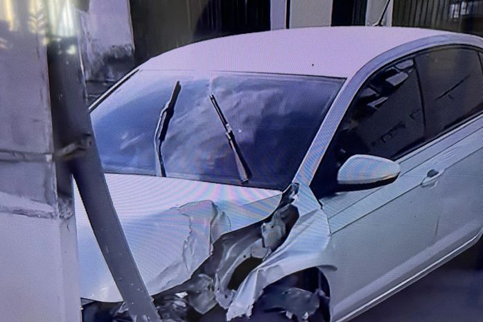 Acidente entre carro e poste afeta trânsito na Jatiúca, em Maceió