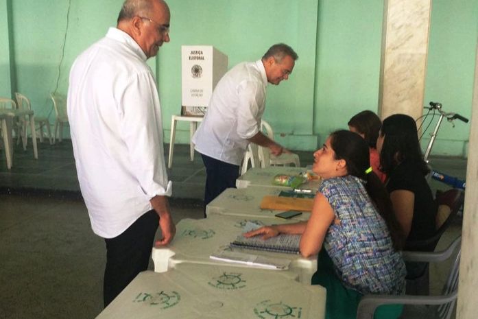 Renan Calheiros votou discretamente, assim como o governador