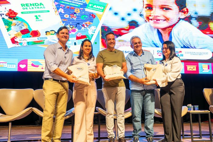 Presidente da AMA participa da entrega de kits de alfabetização para municípios alagoanos