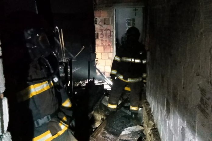 Residência fica completamente destruída após incêndio na região lagunar; veja imagens