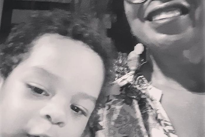 Arísia Barros, se as pessoas sabem que não podem jogar lixo no chão, por quê jogam?- pergunta o menino de 3 anos.