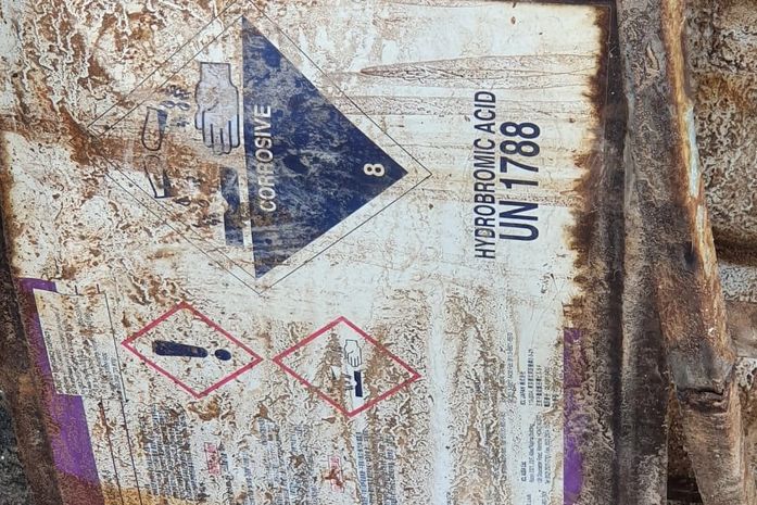 BR-101: PRF encontra tonéis com 1.500 litros de produto corrosivo e identifica vazamento em um deles