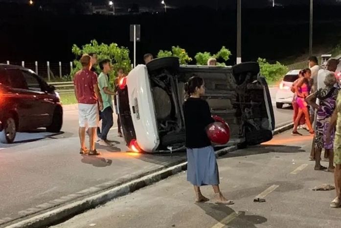 Bombeiros socorrem vítimas de capotamento em Maceió
