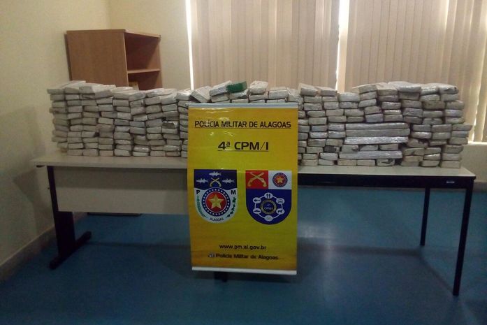 PM prende dois homens e apreende 315Kg de maconha em Atalaia