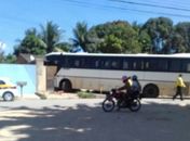 Sem freio, ônibus invade calçada e derruba muro de residência no Eustáquio Gomes.