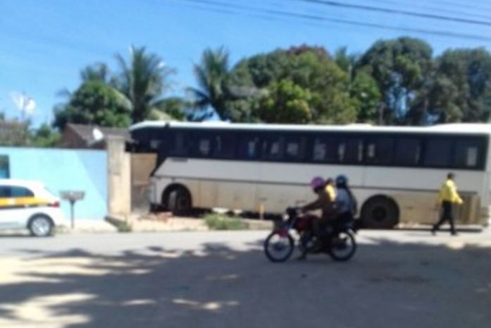 Sem freio, ônibus invade calçada e derruba muro de residência no Eustáquio Gomes.