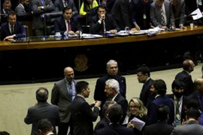 Depois de quase dez horas, Maia inicia discussão da PEC da Previdência