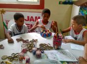 Natal da Inclusão: Alunos da Educação Especial produzem decorações natalinas com materiais recicláveis