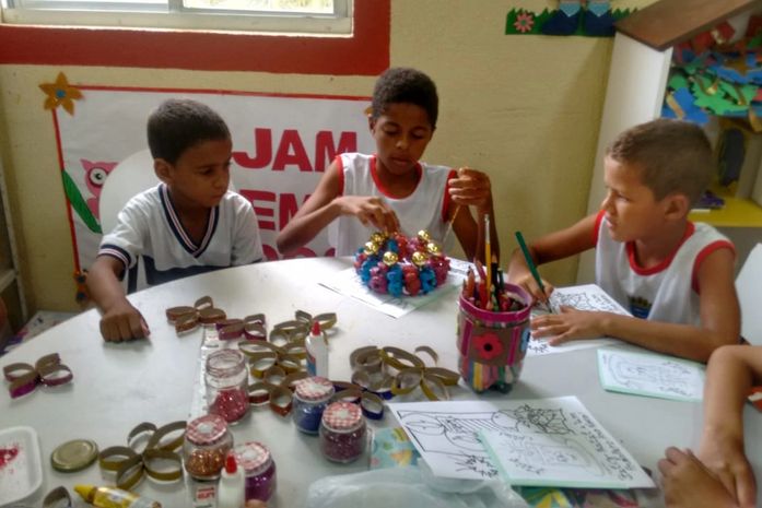 Natal da Inclusão: Alunos da Educação Especial produzem decorações natalinas com materiais recicláveis