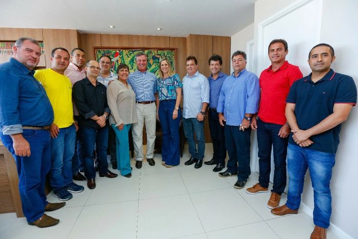 Senador com lideranças políticas, parlamentares, prefeitos, ex-prefeitos e correligionários