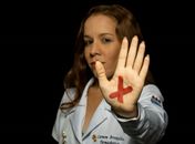 Farmacêutica Cármem Arroxelas apoia a campanha Sinal Vermelho Contra a Violência Doméstica.