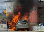 Veículo é atingido por incêndio na Feirinha do Tabuleiro; Bombeiros são acionados