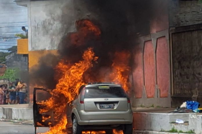 Veículo é atingido por incêndio na Feirinha do Tabuleiro; Bombeiros são acionados