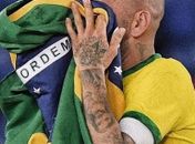 No 7 de setembro, Daniel Alves, o jogador  fez uma postagem, utilizando o slogan usado pelo bolsonarismo e emprestado do nazismo. A  tristeza é saber que a jogadora Marta curtiu- diz a colunista da UOL.