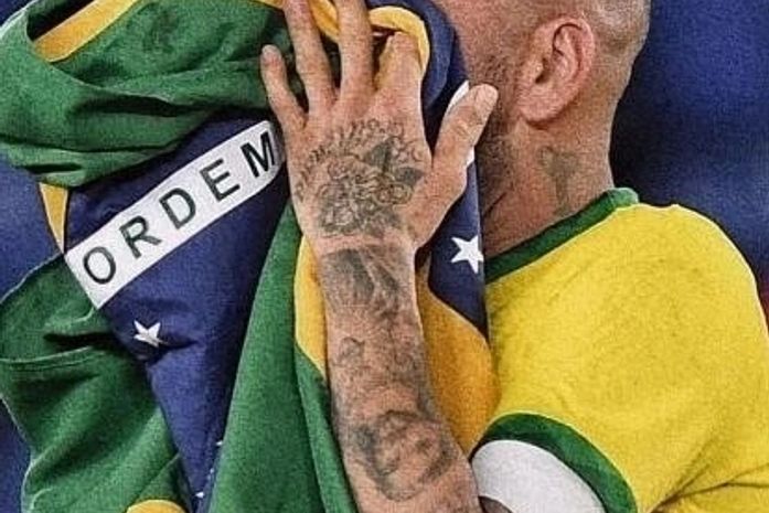 No 7 de setembro, Daniel Alves, o jogador fez uma postagem, utilizando o slogan usado pelo bolsonarismo e emprestado do nazismo. A tristeza é saber que a jogadora Marta curtiu- diz a colunista da UOL.