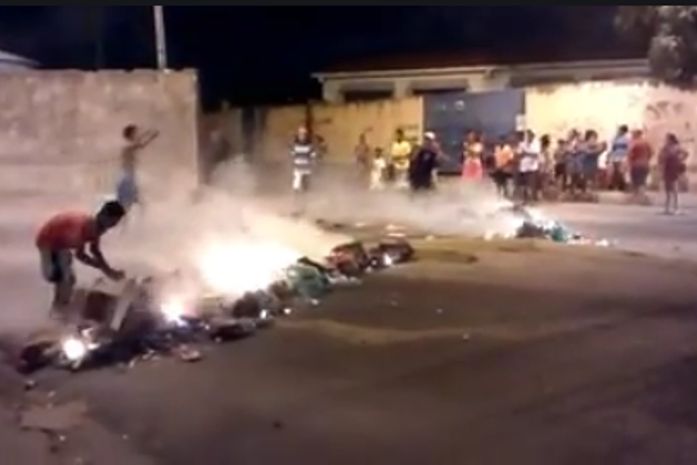 Moradores do Feitosa bloqueiam avenida em protesto contra ação da polícia
