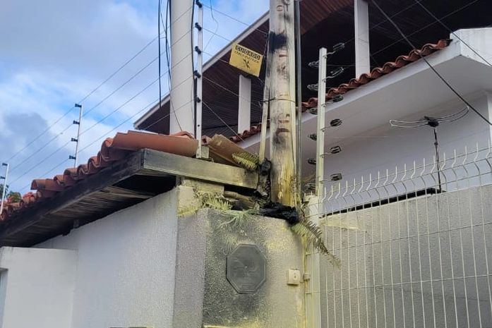Corpo de Bombeiros controla foco de incêndio em escola, no Farol