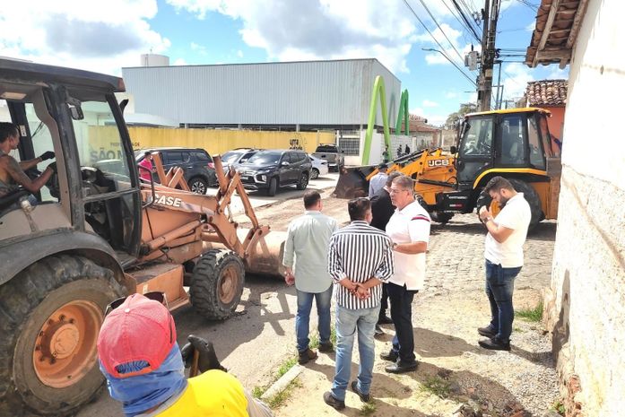Prefeito George Clemente fiscaliza serviço de recuperação de ruas 