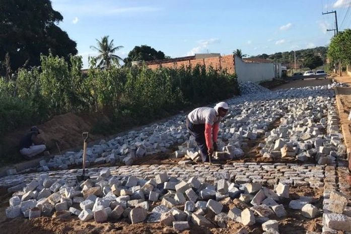 Prefeitura de Arapiraca retoma obra de pavimentação na Avenida Pio XII na Massaranduba