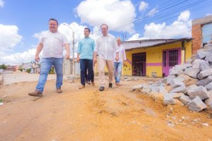 Prefeito Luciano acompanha obras de pavimentação nos bairros Brasiliana, Santa Edwiges e Caititus