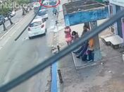 Passageira de moto por aplicativo morre após ser atropelada por caminhão em Maceió; veja vídeo