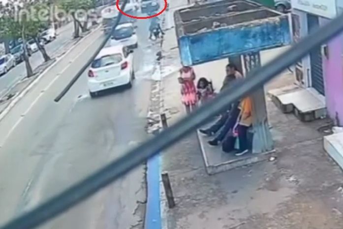 Passageira de moto por aplicativo morre após ser atropelada por caminhão em Maceió; veja vídeo