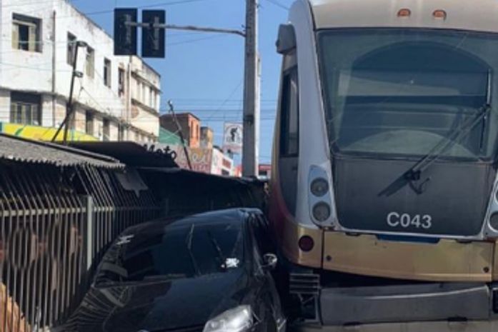 Acidente entre carro e VLT é registrado no Centro de Maceió
