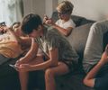 Conectados na internet e desconectados da realidade? Neuropsicóloga explica impactos do excesso de telas em crianças e mães dividem experiências 