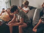 Conectados na internet e desconectados da realidade? Neuropsicóloga explica impactos do excesso de telas em crianças e mães dividem experiências 