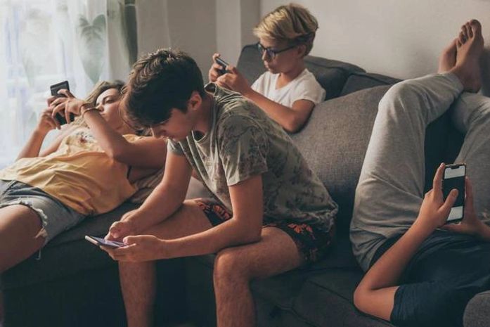 Conectados na internet e desconectados da realidade? Neuropsicóloga explica impactos do excesso de telas em crianças e mães dividem experiências 