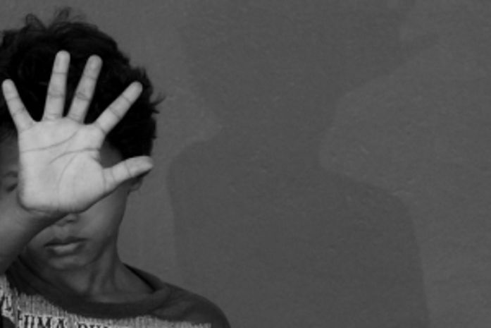 Criança adotada é devolvida a família biológica ao descobrir-se gay.