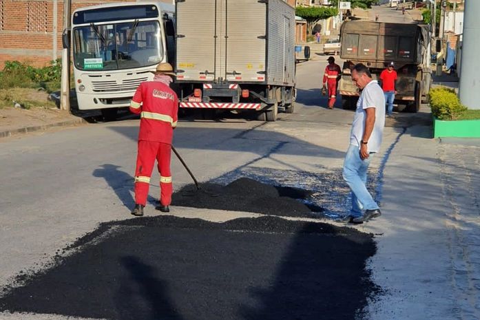 Prefeito Celino Rocha acompanha serviços de restauração e recuperação de pavimentação asfáltica em Anadia