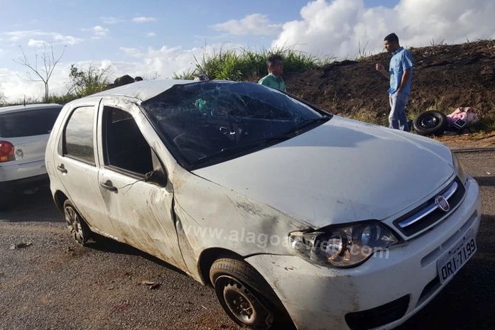 Carro envolvido no capotamento