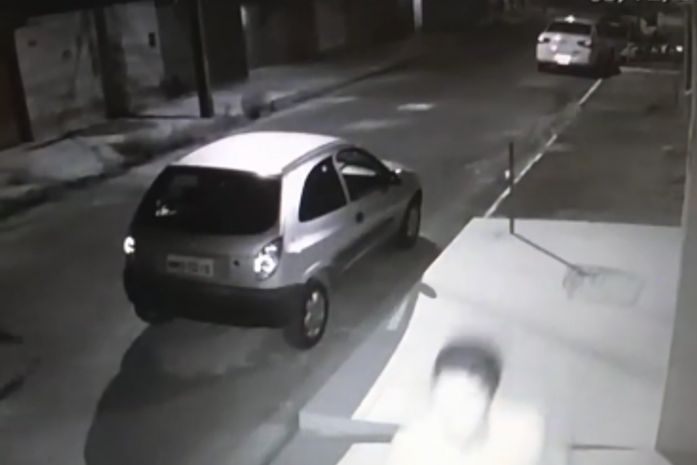 Imagens mostram suspeitos correndo após o crime.