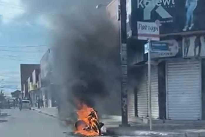 Motocicleta pega fogo
