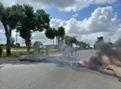 Protesto por falta de água bloqueia trecho da BR-104, em Rio Largo